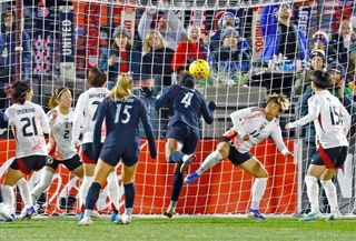 　日本-米国　後半、米国に先制ゴールを決められる日本＝コマースシティー（共同）