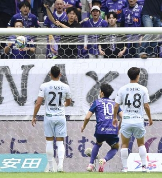 　広島-長崎　前半、先制ゴールを決める広島・鈴木（１０）＝Ｅピース