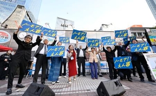 　東京・渋谷のハチ公前で開かれたイベントで、冤罪被害者救済に向けた法改正を訴える参加者＝１８日午後