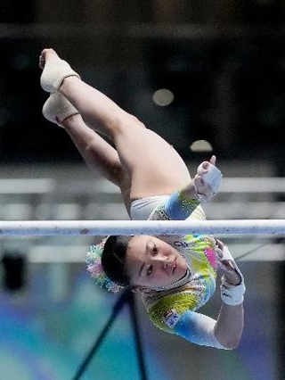 　女子個人総合で優勝した西山実沙の段違い平行棒＝高崎アリーナ