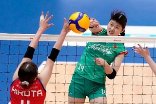 　ＮＥＣ川崎-大阪Ｍ　第３セット、スパイクを放つ大阪Ｍ・大山（右）＝東急ドレッセとどろきアリーナ