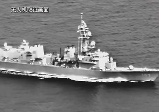 　中国軍が１７日に無人機で撮影した映像として公開した、台湾海峡を通過する海上自衛隊の護衛艦「いかづち」（同軍の「微信（ウィーチャット）」の公式アカウントから、共同）