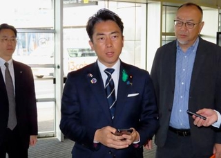 　北朝鮮から弾道ミサイルの可能性があるものが発射されたのを受け、記者団の取材に応じる小泉防衛相＝１９日、オーストラリア・メルボルン近郊（共同）