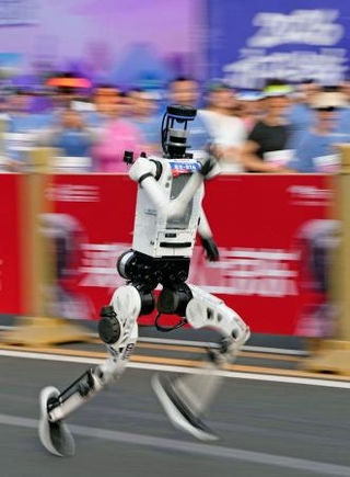 　ハーフマラソン大会でスタートする人型ロボット＝１９日、北京（共同）