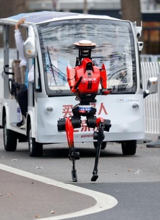 　ハーフマラソン大会で走る人型ロボット。５０分２６秒で優勝した＝１９日、北京（共同）