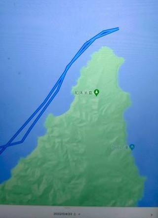 　観光船の航跡を表示させたタブレット端末の画面。知床岬の先端で折り返している（家族提供）