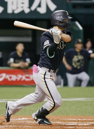 　９回オリックス１死二塁、西川が中前に決勝打を放つ＝みずほペイペイドーム