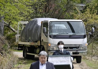 　安達優季容疑者の自宅から運び出される車＝１７日、京都府南丹市