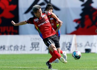 　福島-岐阜　前半、パスを出す福島・三浦＝とうスタ