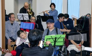 　尼崎ＪＲ脱線事故から２１年となるのを前に開かれたチャリティーコンサート＝１９日午後、兵庫県伊丹市