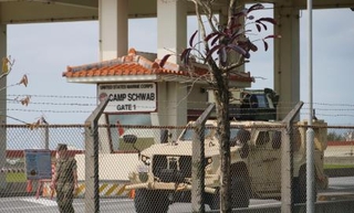 　米軍キャンプ・シュワブのゲート＝１６日、沖縄県名護市