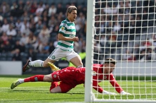 　スコットランド・カップ準決勝のセントミレン戦で先制ゴールを決めるセルティックの前田大然＝１９日、グラスゴー（ロイター＝共同）