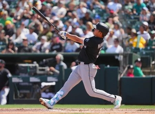 　アスレチックス戦の５回、８号２ランを放つホワイトソックス・村上＝サクラメント（共同）