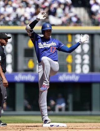 　ロッキーズ戦の３回、適時二塁打を放ちポーズをとるドジャース・大谷＝デンバー（共同）