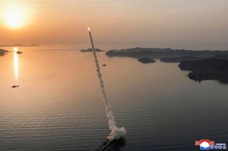 　北朝鮮のミサイル総局が実施した戦術弾道ミサイルの試射＝１９日（朝鮮中央通信＝共同）