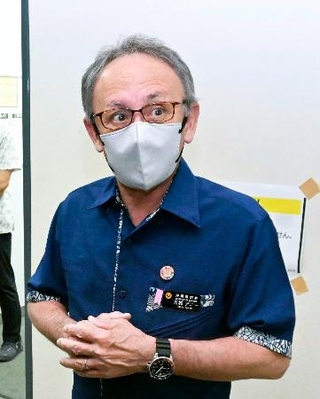 　記者団の取材に応じる沖縄県の玉城デニー知事＝２０日午前、沖縄県庁