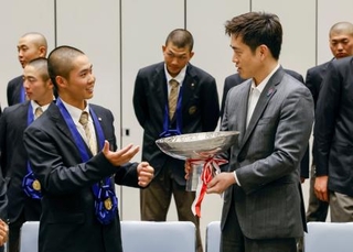 　選抜高校野球大会で優勝した黒川虎雅主将（左）ら大阪桐蔭の選手たちにねぎらいの言葉をかける大阪府の吉村洋文知事＝２０日午後、大阪府庁