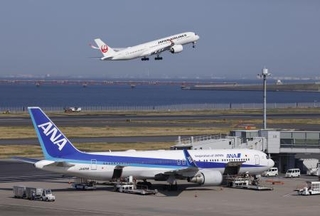 　全日本空輸と日本航空の旅客機＝１２日、羽田空港