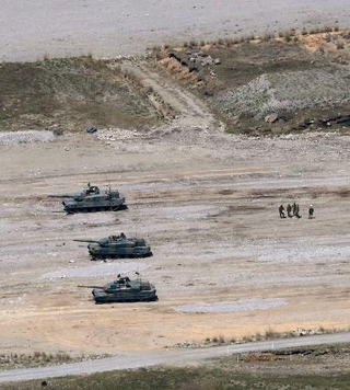 　砲弾破裂事故があった大分県の陸自日出生台演習場に並ぶ戦車＝２１日午後０時４６分（共同通信社ヘリから）