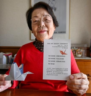 　米ニューヨーク滞在中に配る予定のはがきを持つ山下しのぶさん＝３月、大阪府寝屋川市