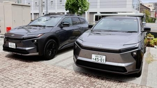 　トヨタ自動車の電気自動車「ｂＺ４Ｘ」（右）と「ｂＺ４Ｘツーリング」