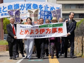 　伊方原発３号機の運転差し止めを求めた訴訟の控訴審第１回口頭弁論のため、高松高裁に向かう原告ら＝２１日午後