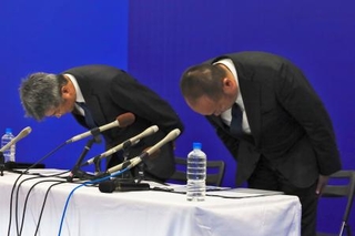 　記者会見で謝罪するモンテディオ山形の相田健太郎社長（右）＝２１日午後、山形県天童市