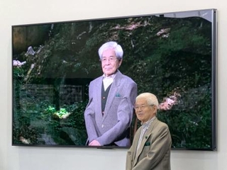 　養老孟司さん（手前）と「ＡＩ養老先生」（東京工科大提供）