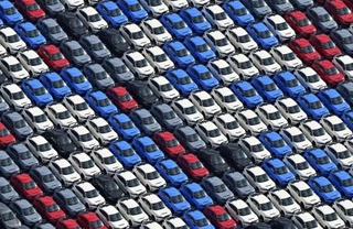 　横浜港で船積みを待つ自動車＝２０２５年９月