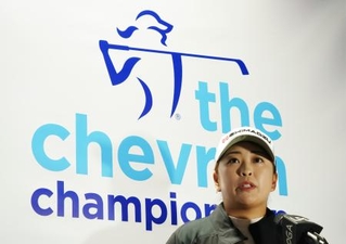 　記者会見する西郷真央＝２１日、メモリアルパーク・コース（共同）