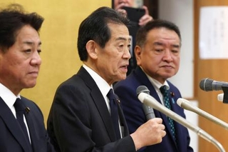 　参拝を終え、記者会見する「みんなで靖国神社に参拝する国会議員の会」の逢沢一郎会長（中央）＝２２日午前、東京・九段北の靖国神社
