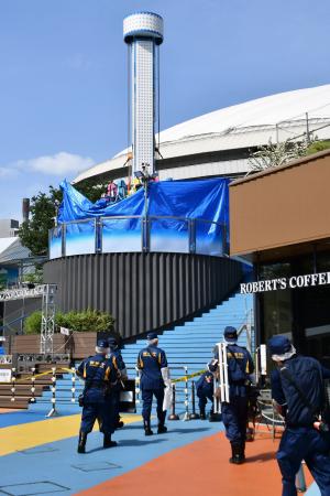 　「東京ドームシティアトラクションズ」での死亡事故を受け、現場検証に向かう警視庁の捜査員＝２２日午前９時２０分、東京都文京区