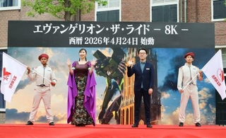 　エヴァンゲリオンの新アトラクションの記念式典に登壇したハウステンボスの高村耕太郎社長（中央右）と高橋洋子さん（同左）＝２２日午後、長崎県佐世保市