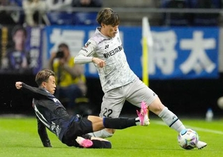 　Ｇ大阪-福岡　前半、競り合うＧ大阪・山下（左）と福岡・藤本＝パナスタ