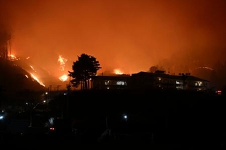 　岩手県大槌町の山林火災現場＝２２日午後９時２０分