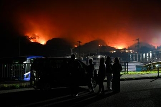 　岩手県大槌町の山林火災現場＝２２日午後９時８分