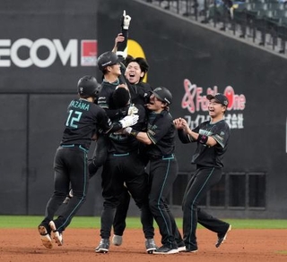 　１０回、サヨナラ打を放ち、チームメートから祝福を受ける日本ハム・奈良間（左から２人目）＝エスコンフィールド