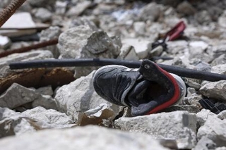 　イスラエル軍の攻撃で破壊された建物のがれきの中にあった片方だけの小さな靴＝２０日、レバノン南部ナバティエ（共同）