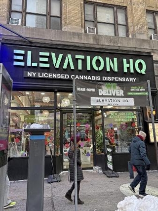 　ニューヨーク・マンハッタンにある州認可の大麻販売店＝２月（共同）