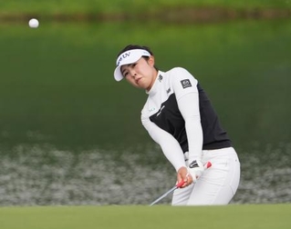 　練習ラウンドで調整する山下美夢有＝メモリアルパーク・コース（共同）