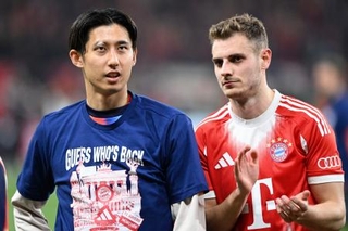 　レーバークーゼン戦で勝利しチームメートと喜ぶバイエルン・ミュンヘンの伊藤（左）。出場機会はなかった＝レーバークーゼン（共同）