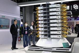 　中国上海市で展示された、衛星通信網構築のための人工衛星の模型＝３月（新華社＝共同）