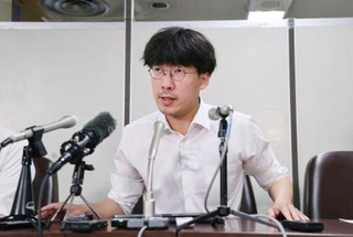 　記者会見する「統一教会２世清算連絡会」設立の呼びかけ人、野浪行彦さん＝２３日午後、東京・霞が関の司法記者クラブ
