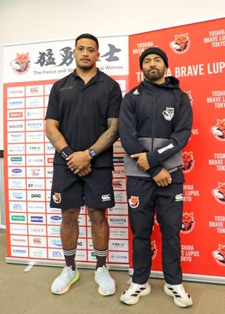 　記者会見後に写真に納まるＢＬ東京のシャノン・フリゼル（左）とリッチー・モウンガ＝２３日、東京都府中市（東芝ブレイブルーパス東京提供）