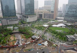 　ＪＲ大阪駅前の再開発区域で１１月に開園する「うめきたの森」（画面左）＝２３日、大阪市北区