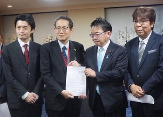 　上野厚労相（中央右）に要望書を渡す、全がん連の天野慎介理事長（同左）＝２３日午後、厚労省
