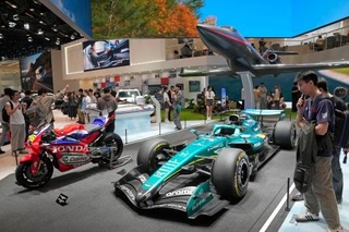　「北京国際モーターショー」でホンダのブースに展示されたＦ１車両など＝２４日、北京（共同）