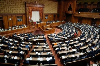 　パスポートの申請手数料を引き下げるための改正旅券法が全会一致で可決、成立した参院本会議＝２４日午前