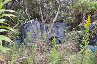 　岡山県吉備中央町の山中に放置された活性炭入りフレコンバッグ（同町の住民団体提供）