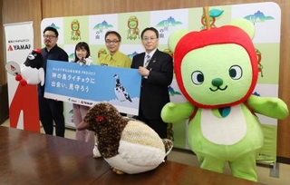 　ニホンライチョウの保護に向け、連携協定を結んだ長野県、環境省、ヤマップの関係者ら＝２４日午前、長野県庁